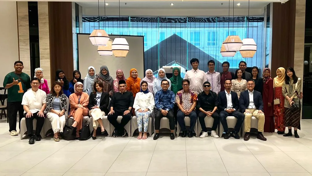 Large group photo of a Duoz workshop cohort